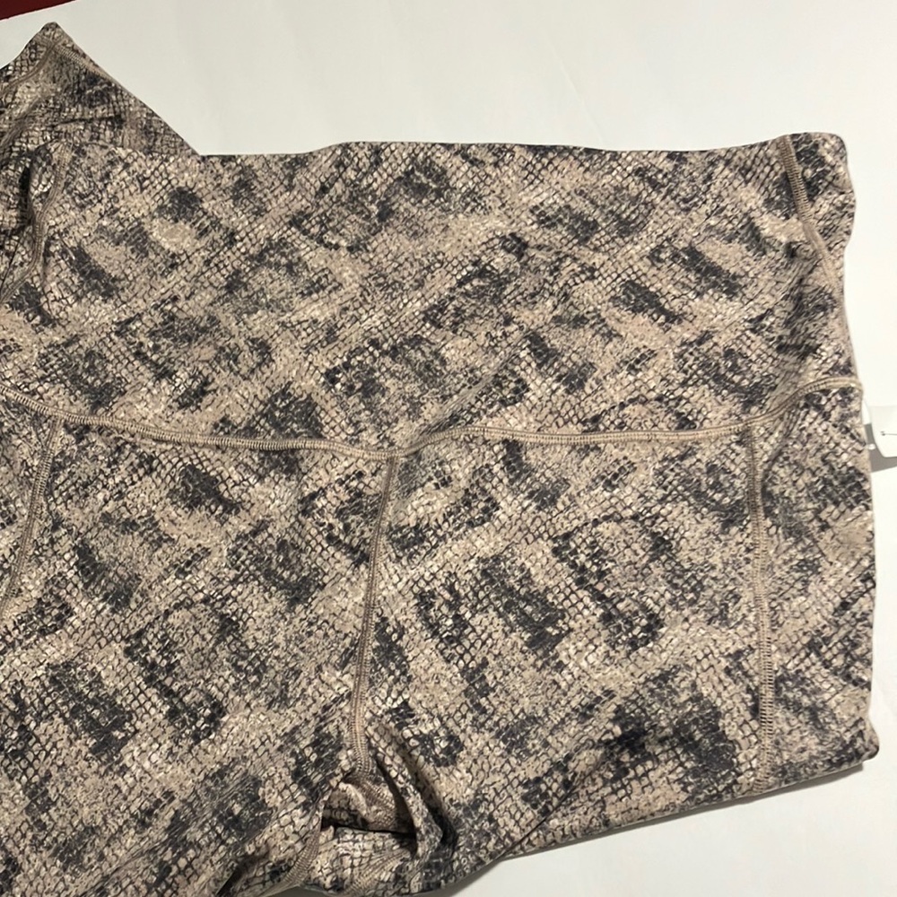 NWT GAP Fit Maternity Sculpt Compression Leggings XL Animal Print New with tags